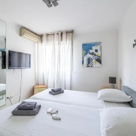 Appartement 4 Pieces Balcon Proche Martinez A3b130 *